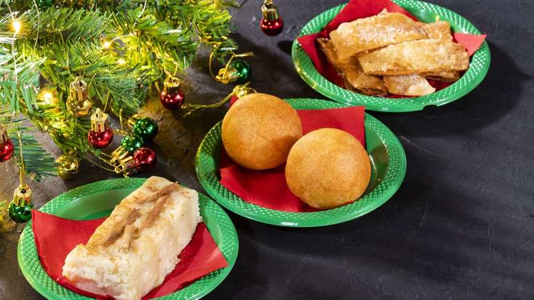 Bolinhos, natillas e hojuelas em mesa natalina na Colômbia