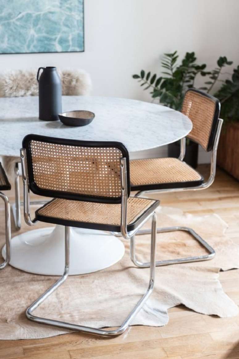 9. Mesa de granito claro com cadeira cesca na decoração – Foto Valerio Geraci