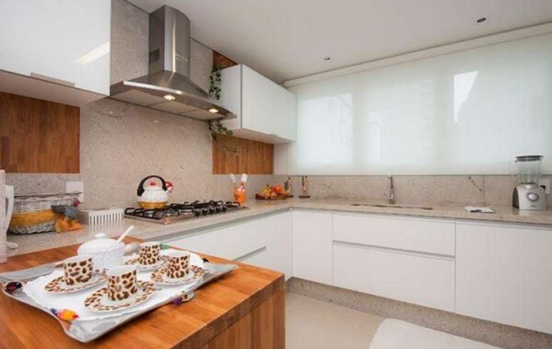 28. Cozinha com bancada de granito claro e ilha de madeira &ndash; Foto Gisele Busmayer e Carolina Reis
