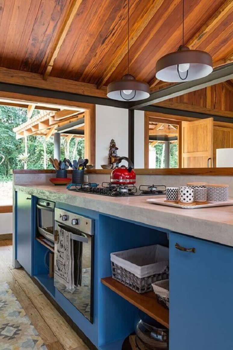 11. Bancada de granito claro em cinza e arm&aacute;rio azul &ndash; Foto Casa e Decor