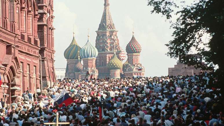Multidão comemora o golpe fracassado de 1991