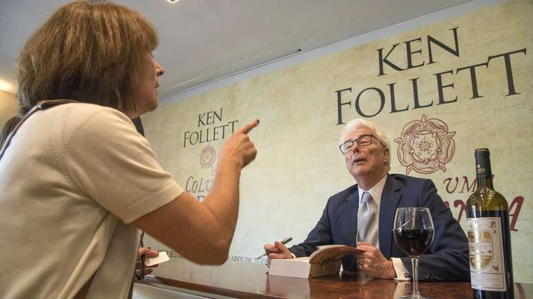 Ken Follett assina um livro em evento em Portugal