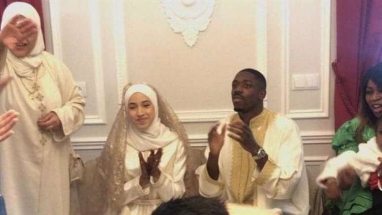 Dembélé aparece em imagens comemorando o casamento ao lado da esposa (Foto: Reprodução/Internet)