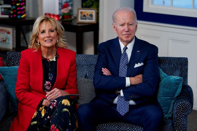 Joe Biden ao lado da primeira-dama Jill enquanto atendia as ligações de Natal