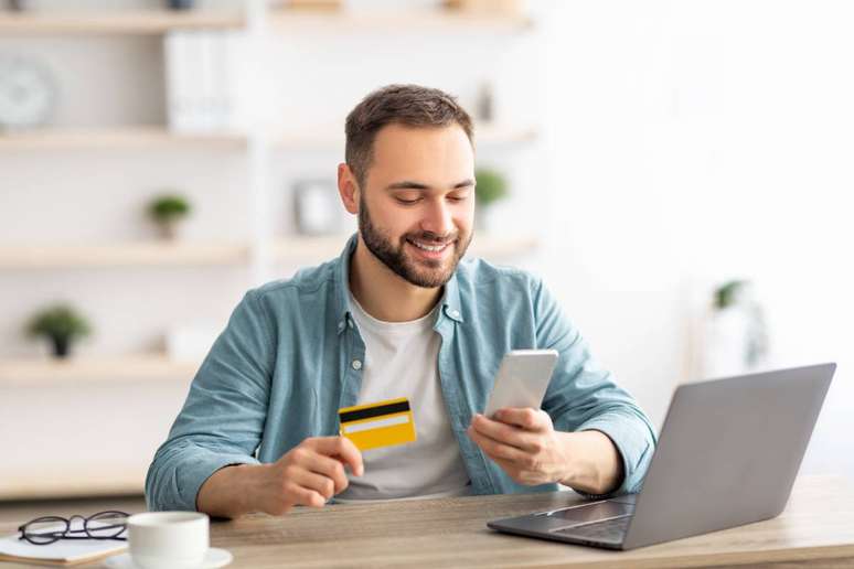 Além de economizarem tempo, as compras pela internet também são uma maneira de economizar dinheiro