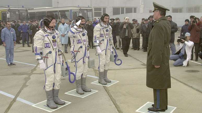 Bill Shepherd, Yuri Gidzenko e Sergei Krikalev foram primeira tripulação da ISS