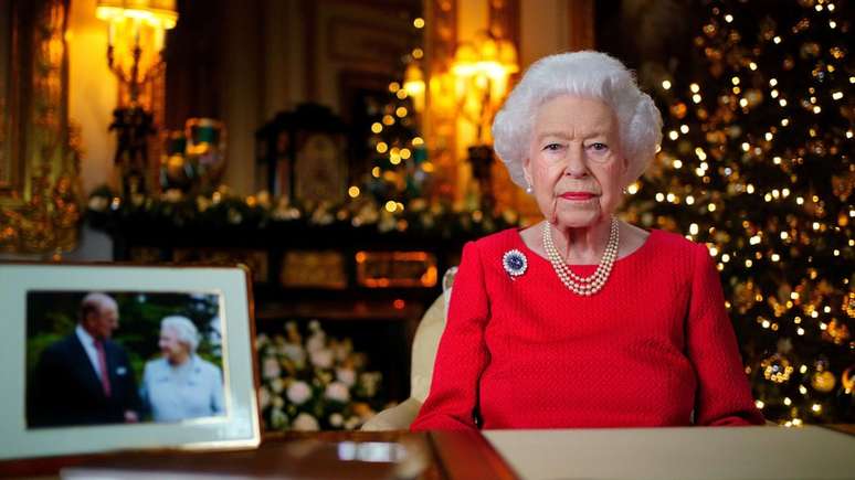 A rainha Elizabeth 2ª discursou ao lado de uma foto dela e do marido nas bodas de diamante, em 2007