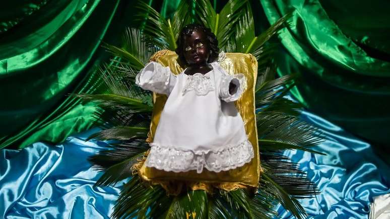 Boneco de Menino Jesus negro &eacute; parte central das comemora&ccedil;&otilde;es do Natal em Quinamay&oacute;