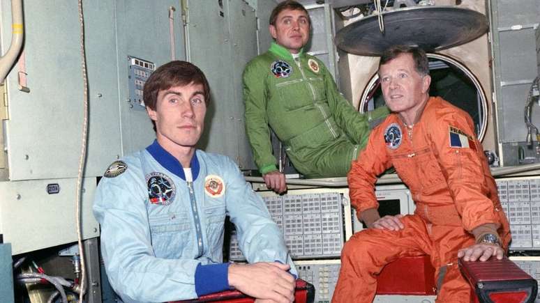 Krikalev, junto com o francês Jean-Loup Chrétien e Alexandre Volkov na espaçonave Soyuz em 1988