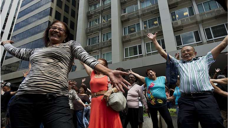 Dança ao ar livre em São Paulo; culturas também influenciam a formação e concepção das amizades
