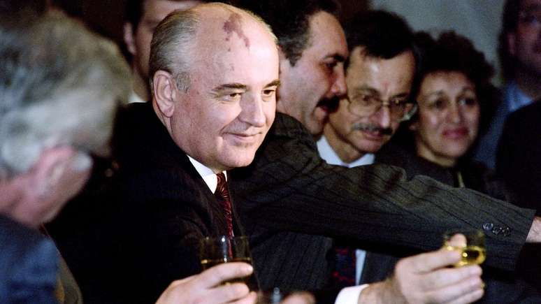 Mikhail Gorbachev, visto aqui levantando uma taça em 26 de dezembro de 1991 em sua festa de despedida, era um líder enérgico, mas indeciso