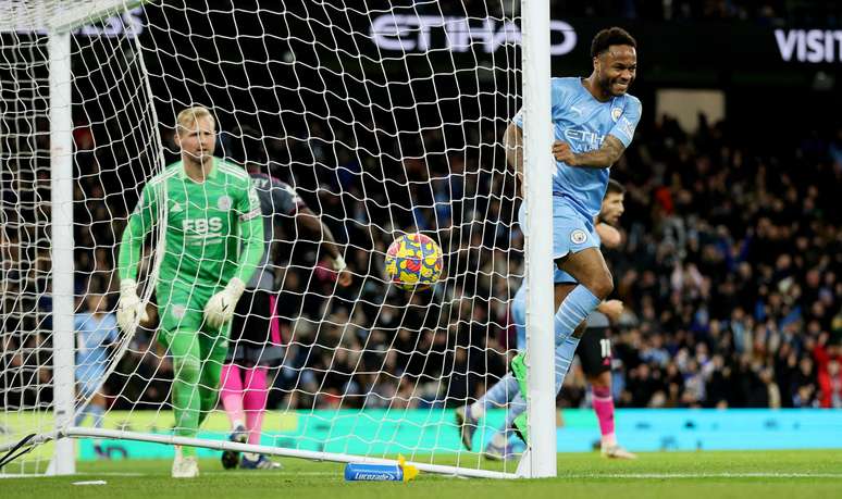 Raheem Sterling, do Manchester City, celebra gol contra o Leicester 