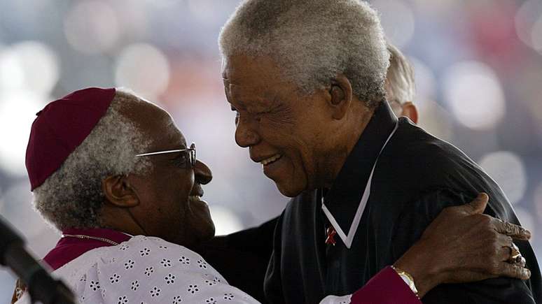 Tutu foi contemporâneo do ícone anti-apartheid Nelson Mandela (à direita)