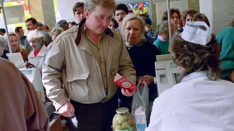 Nos últimos anos da União Soviética, as necessidades básicas eram escassas e as filas nas lojas eram comuns