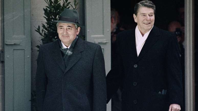 Mikhail Gorbachev, retratado aqui com o então presidente dos Estados Unidos, Ronald Reagan, em 1985, costuma ser creditado pelo fim da Guerra Fria
