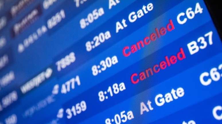 Painel mostrando voos cancelados nos EUA; mau tempo somado ao avanço da variante ômicron tem afetado duramente as companhias aéreas