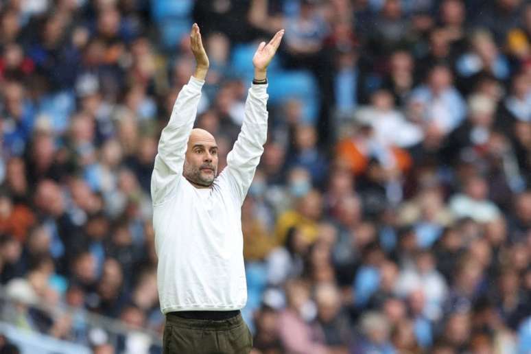 Pep Guardiola defende o uso obrigatório de máscaras em estádios (Foto: ADRIAN DENNIS / AFP)