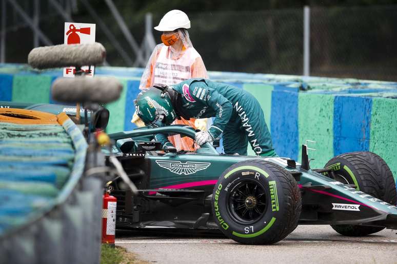 Lance Stroll errou na primeira curva e abandonou a prova na Hungria 