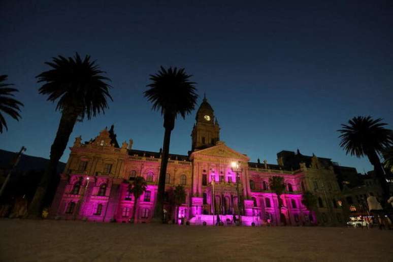 Prefeitura da Cidade do Cabo é iluminada de roxo em homenagem ao falecido reverendo Desmond Tutu, na África do Sul
26/12/2021 REUTERS/Shelley Christians