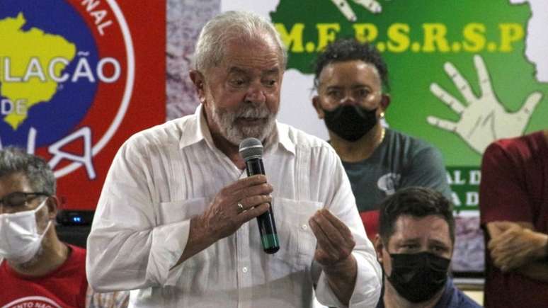 O ex-presidente Lula aparece na liderança das principais pesquisas de intenção de voto feitas até o momento