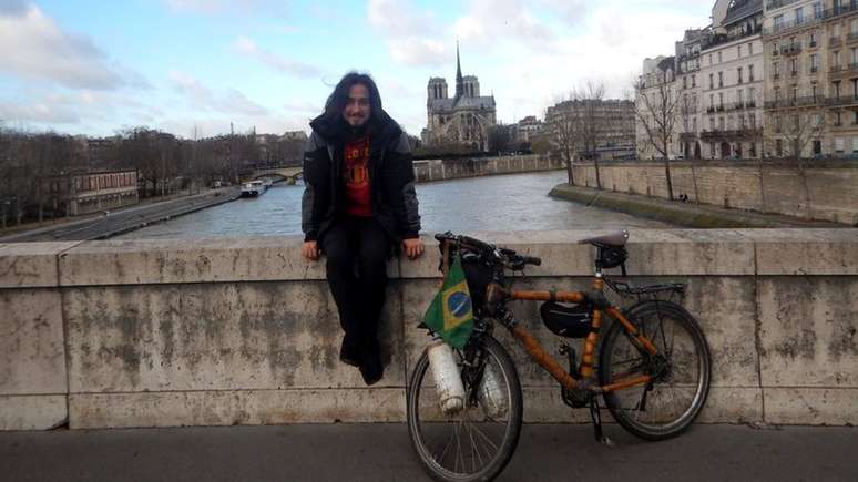 Soci&oacute;logo ao lado de sua bicicleta de bambu durante passagem por Paris