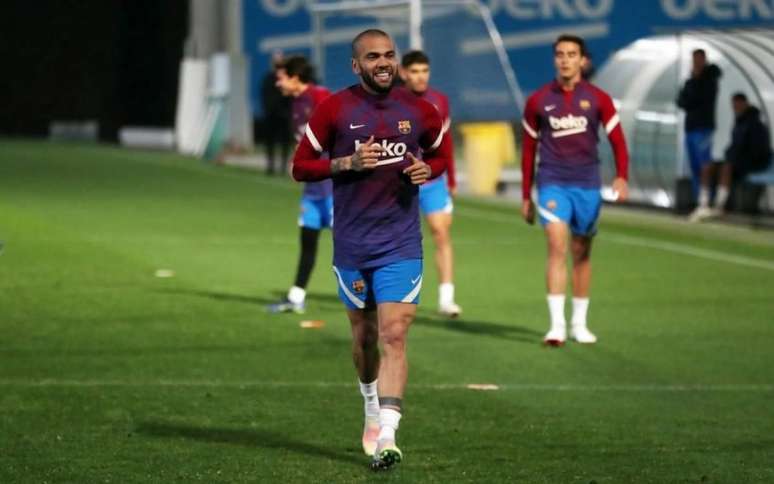Daniel Alves não participou de treino nesta terça-feira (Foto: Miguel Ruiz - FC Barcelona)