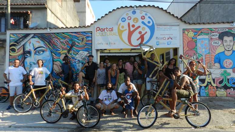 Soci&oacute;logo criou workshop para ensinar moradores de favela a construir bicicletas de bambu