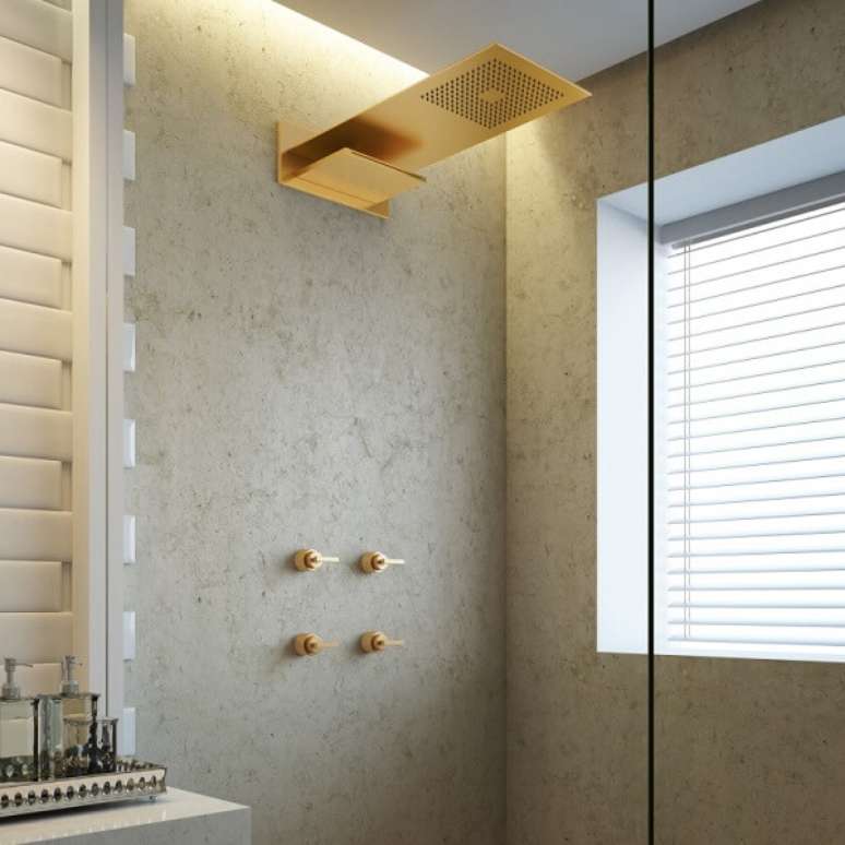 1. Registro para chuveiro grande dourado no banheiro luxuoso – Foto DECA