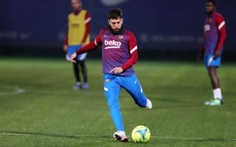 Lateral Jordi Alba durante treino do Barcelona Divulgação/Barcelona