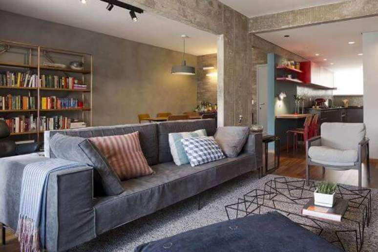 30. Sala de estar decorada com almofadas grandes e sofá cinza azulado – Foto DT Estudio