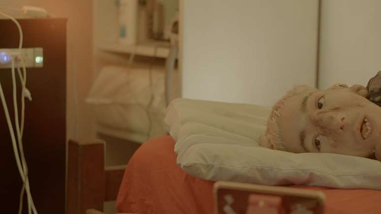 Mat&iacute;as no quarto em sua casa