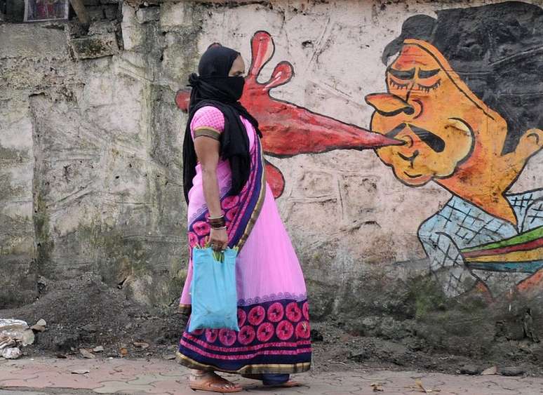 Grafites são usados em Mumbai para tentar criar consciência sobre os perigos de cuspir em público