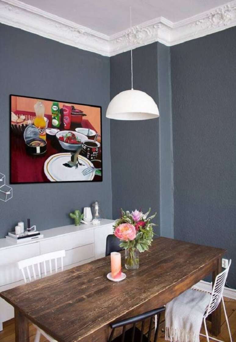 34. Sala de estar com tinta cinza azulado na parede – Foto Saatchi Art
