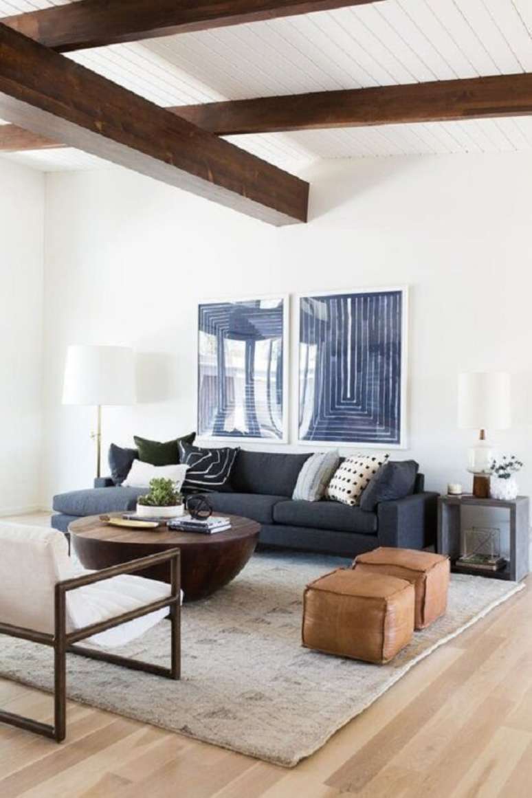 37. Sala de estar com sofá cinza azulado e quadro azul – Foto Mc Gee and Co