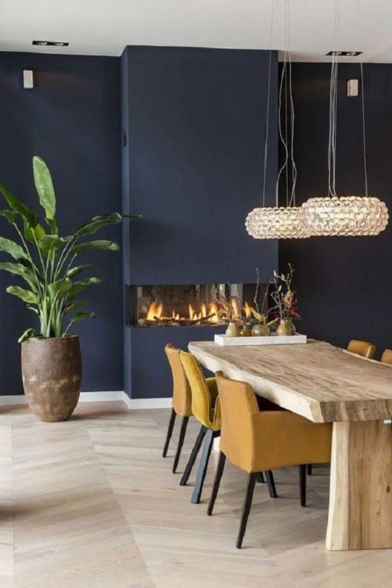 32. Sala de jantar com parede cinza azulado – Foto Casa Tres Chic