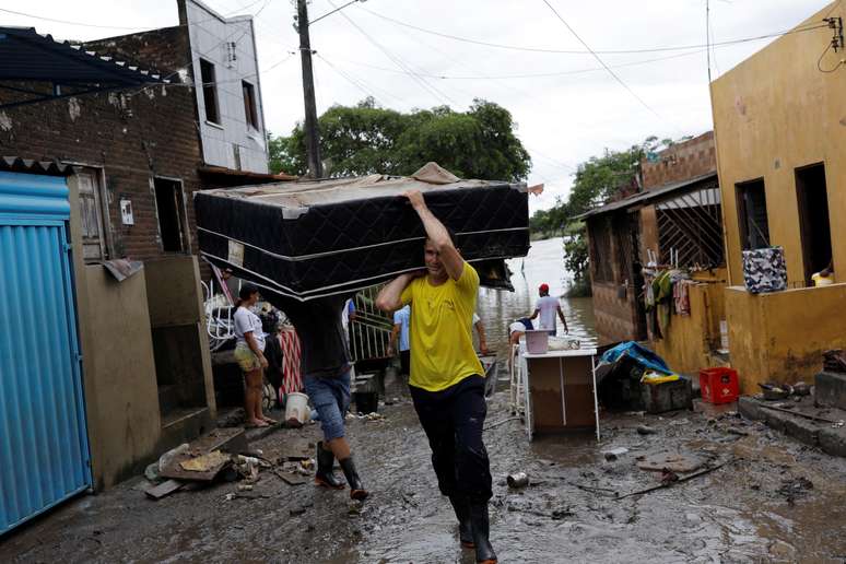 Sob temor de mais cheias, Bahia corre para tirar moradores
