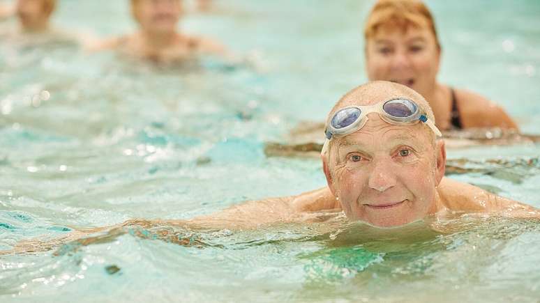 A atividade física de intensidade moderada (como natação) durante a meia-idade ou velhice pode reduzir o risco de comprometimento cognitivo leve