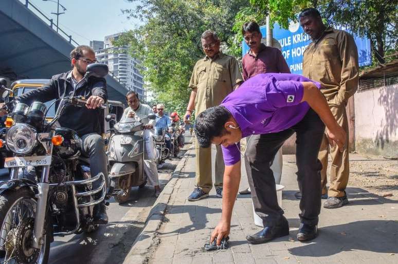 Algumas cidades, como Pune, tentaram fazer com que os homens limpassem o próprio cuspe das ruas