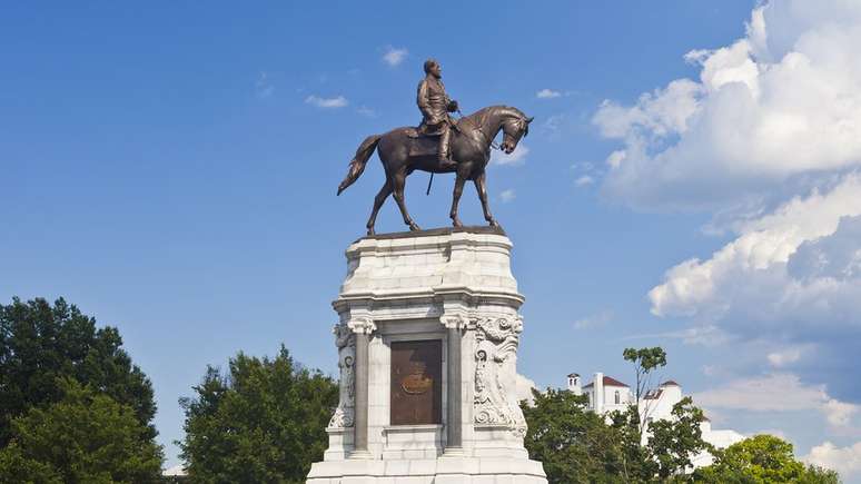 Estátua de Robert E. Lee que foi removida