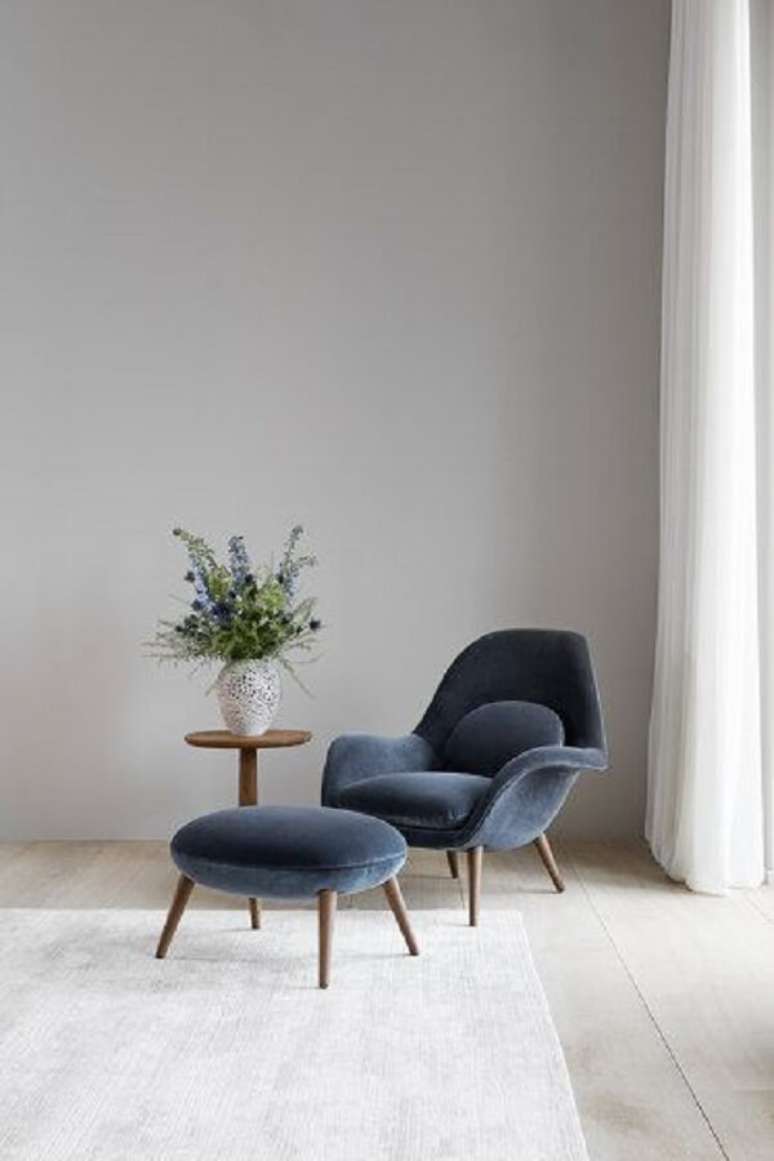 45. Poltrona cinza azulado com p&eacute;s de palito &ndash; Foto Architonic
