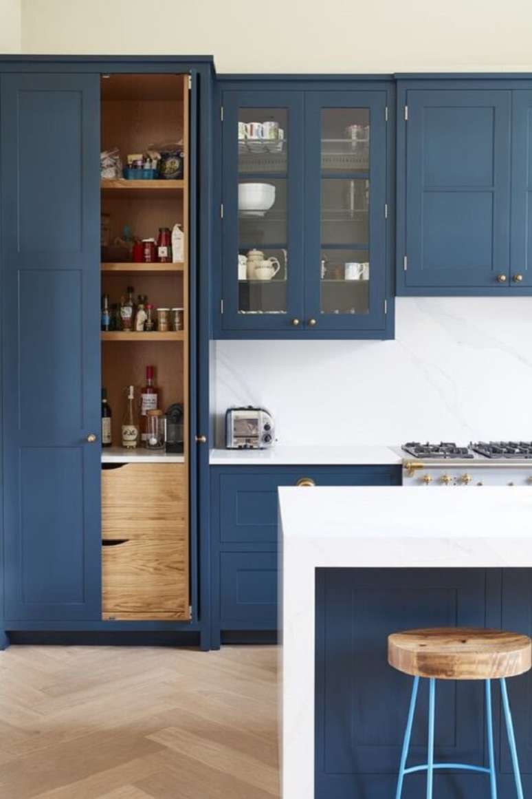 18. Cozinha com armários cinza azulado – Foto Blakes London