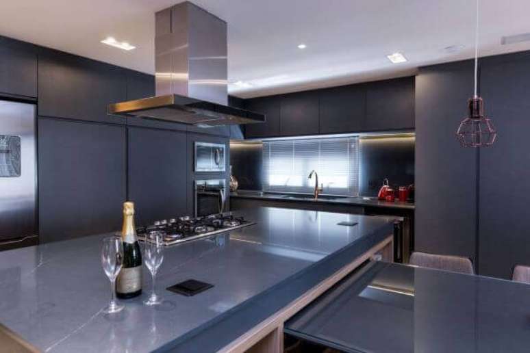 14. Cozinha com bancada de mármore cinza azulado e armários combinando – Foto Bibiana Menegaz Arquitetura de Atmosfera