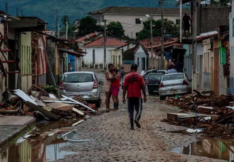 Destruição provocada por inundações em Itambé, na Bahia