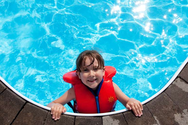 criança na piscina