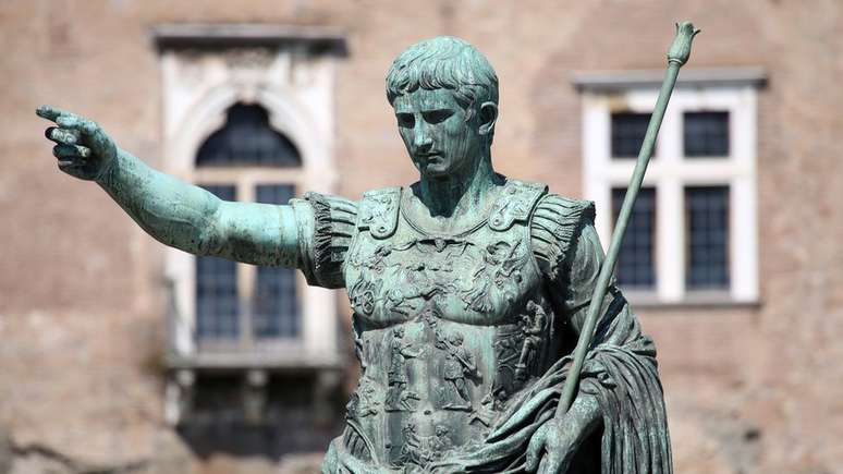 Julio César impôs o novo calendário, designando janeiro, em homenagem ao deus Janus, como o primeiro mês do ano