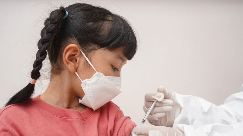 Agências reguladoras e especialistas apontam que benefícios da vacinação infantil contra covid superam eventuais riscos