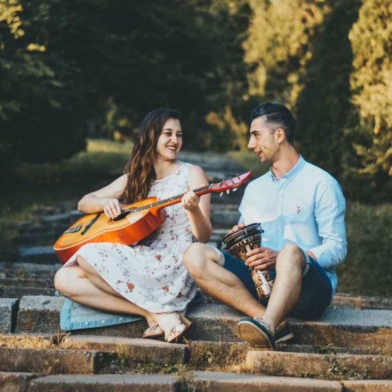 O casal que faz um som junto, certamente tem boas chances de ser mais feliz (Foto/Pexels)