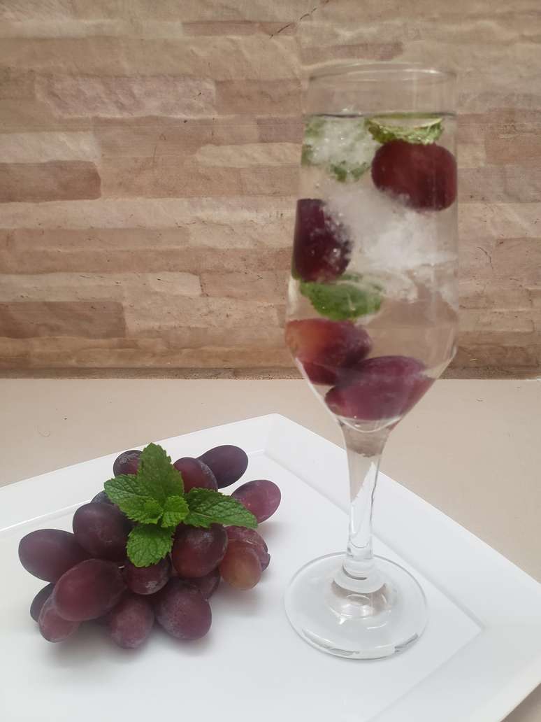 Drink-sem-&aacute;lcool-agua-saborizada-com-uvas-e-hortela