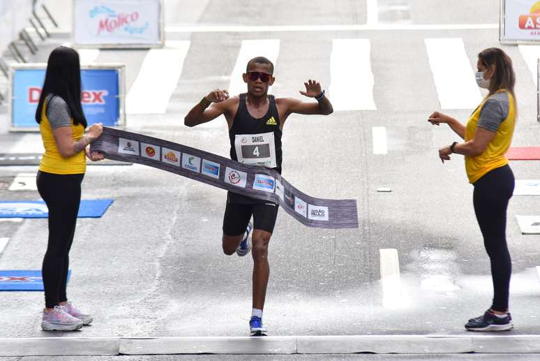 Daniel Nascimento cruzou a linha de chegada em segundo Roberto Casimiro/Fotoarena/Estadão Conteúdo