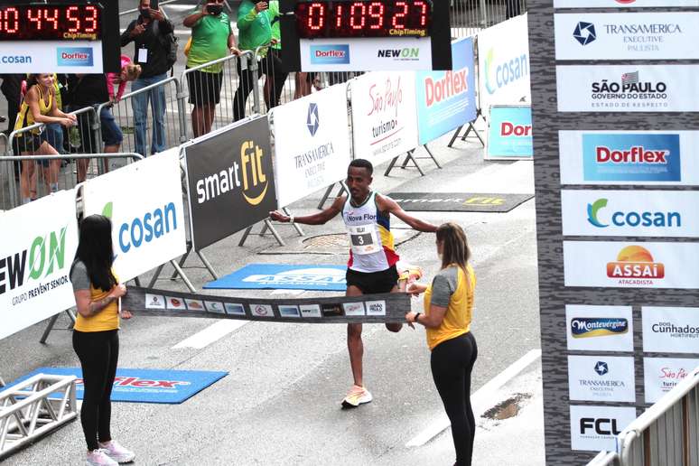 Campeão masculino, da 96ª edição da corrida de São Silvestre, realizada pelas ruas da capital de São Paulo, nesta sexta-feira (31)